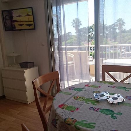 studio meublé sur le port de Hyères Extérieur photo